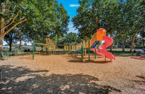 Luxury Family Home w AC and Patio near Meta and Stanford - Foto 63