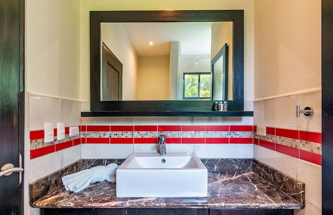 Nostalgic Retro Home on Luxurious Lot with a Private Infinity Pool and Ocean Views - Photo 18