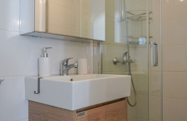 Breeze One Bedroom Apartment by BluPine - Foto 29