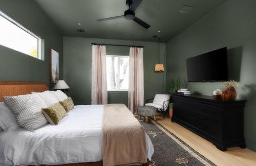 Heated Pool, Game Room, Outdoor Movies, Mins to Downtown, Sleeps 14 - Foto 32