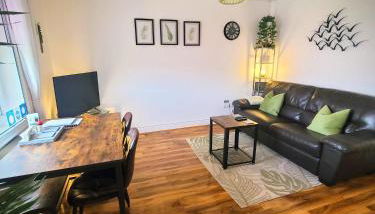 Vale View Apartment, Prestatyn, North Wales - a stylish, dog-friendly holiday let just a 5 min walk to beach & town! - Foto 1