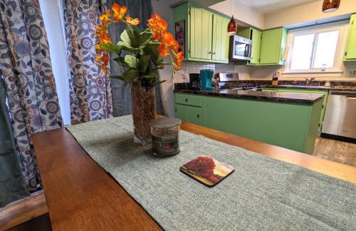 Fenced backyard, deck, pet-friendly home - Photo 10