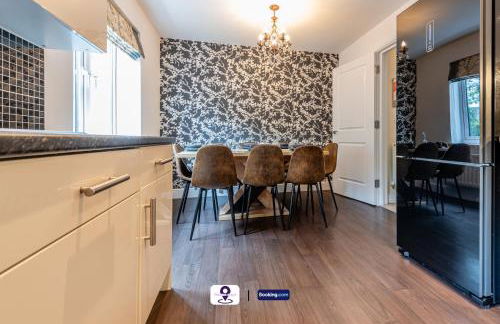 Last-Minute Escapes ! Summer Days l RTM Stay l 4 -Bed House By Finesse Stays Short Lets & Serviced Accommodation Wakefield With Parking, Contractors - Foto 12