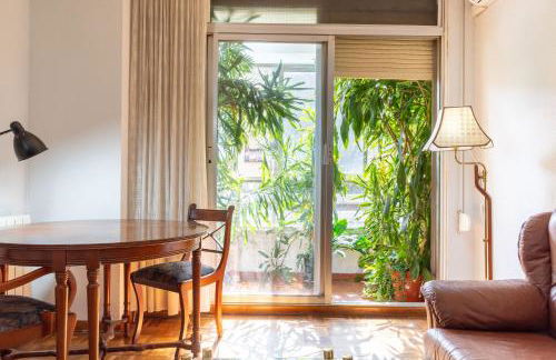 Two-bedroom apartment, central location, with terrace, WiFi, and metro nearby - Photo 2