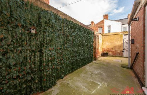 Darlington Modern 2 Bed Apartment Great for Contractors - Photo 12