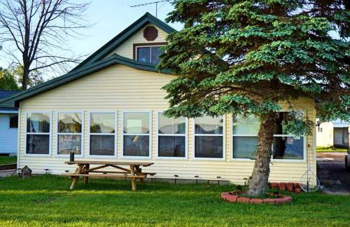 Spacious Family Cabin on Stunning Wixom Lake near Midland, Michigan - Foto 1