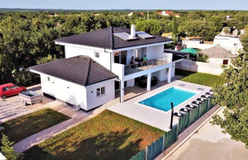 New Villa with Pool - Foto 35