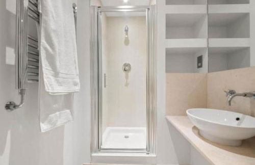 Stylish 2-Bed Canary Wharf Flat DLR 3 Mins Dock Views - Foto 8