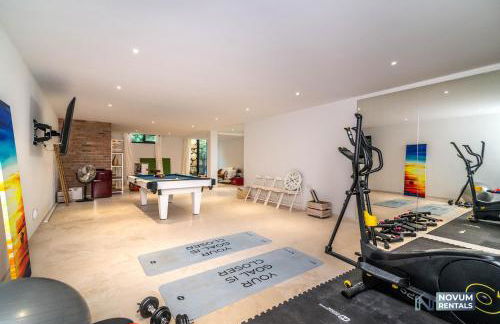 Remarkable 5-BDRM Villa - Heated POOL & GYM - Photo 19