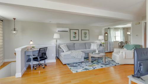Walk to Beaches Sunny East Haven Home with Grill - Foto 4