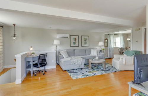 Walk to Beaches Sunny East Haven Home with Grill - Foto 4