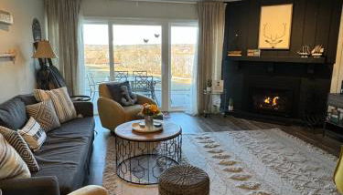 Newly Updated Modern, Spacious, and Cozy Condo- Right on the Lake! - Foto 5