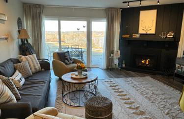 Newly Updated Modern, Spacious, and Cozy Condo- Right on the Lake! - Foto 5