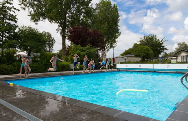 Modern Chalet With a Fireplace in a Holiday Park - Foto 9