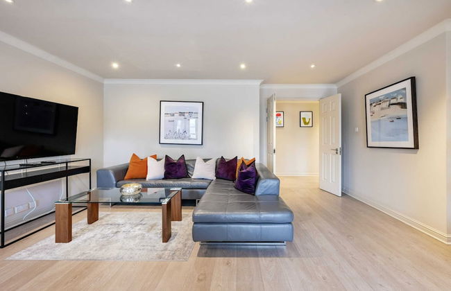 Beautiful 3-bed in the Heart of London With Parking-hosted by Sweetstay - Photo 12