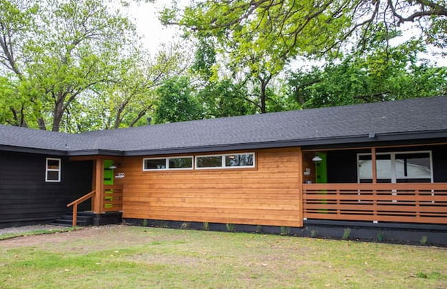 The Mod Poppy Large Home 10 Minutes From it all - Foto 1