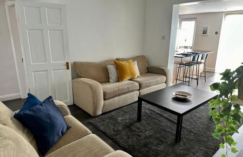 Modern four bedroom semi-detached house with off street parking 8 min drive to Wembley stadium, 5 miles to Central London - Foto 15