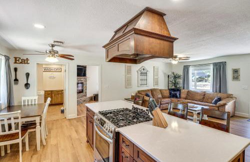 Near Woodland Lake Park Home with Fire Pit! - Foto 7