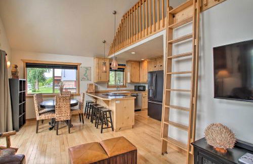 Waterfront Cabin with 2 Boat Docks and Mtn Views! - Foto 7