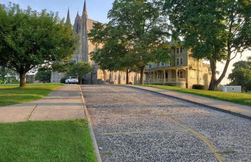 The Gold Room near downtown trains fast wifi - Photo 12