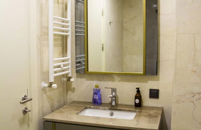 Modern and Cozy Apartment Near Shopping Malls - Foto 15