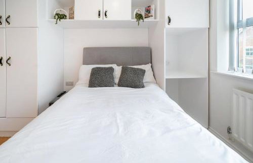 5 Min to Heathrow & Uxbridge Station with Parking - Photo 15