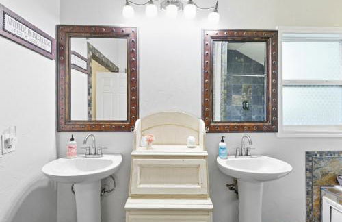 Luxe Family Escape with Games Hot Tub and Yard - Foto 42