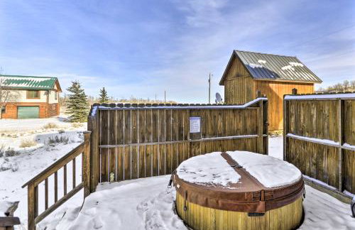 Off The Beaten Path Cabin with Mtn Views and Hot Tub - Foto 19