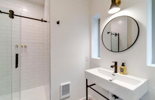 Mid-Century Escape Lake Views, Steps to Cave Bay! - Foto 9