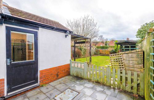 Spacious 3 Bed Home in Great Location by 53 Degrees Property - Ideal for Business with Parking - Foto 33