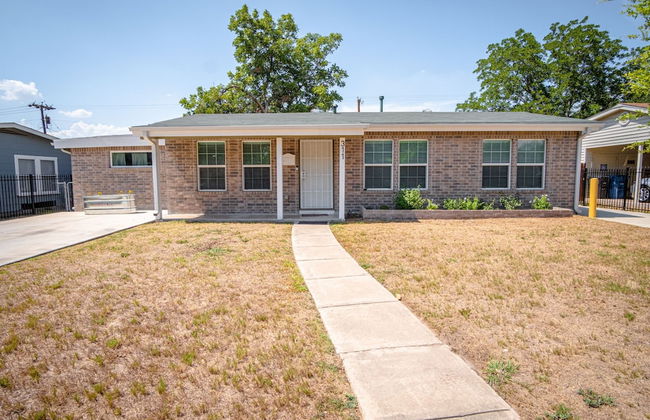 Splendid Gated 4 BR 2 BA Home Near Downtown - Foto 1