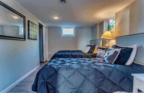 Waterfront retreat w/ wraparound deck & BBQ - Foto 12