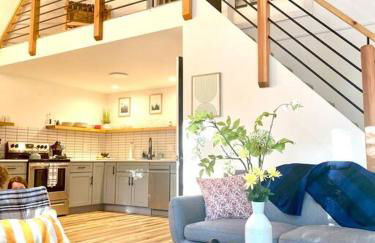 Chalet Retreat w/ Hot Tub, Short Walk to Lake & Pool - Photo 5