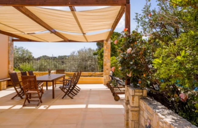 Deluxe 5 Bdrm Villa w Pool Next to the Beach - Photo 19