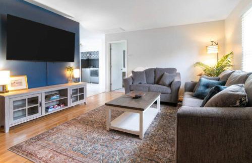 Near Historic Downtown Apex, Sleeps 8, King Bed - Foto 1