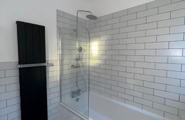 Modern Spacious 4 Bedroom Home in Greater Ldn With Garden & Parking - Photo 16