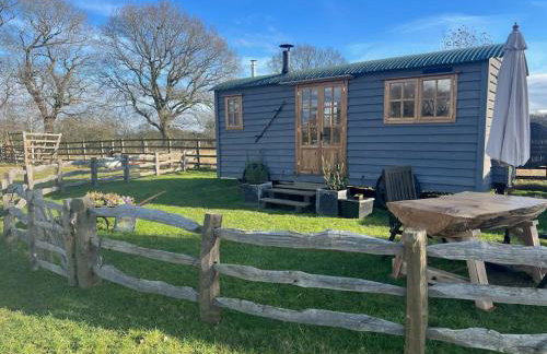 Whittlewood Shepherd's Hut in Silverstone, Cosy, Rural, Views - Photo 1