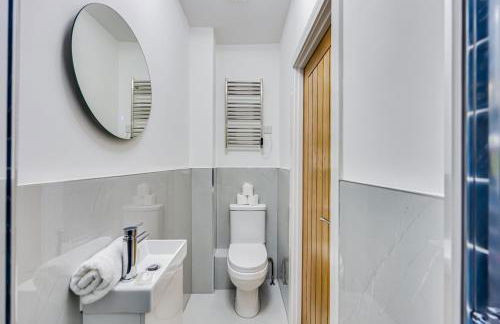 4 Bedroom 4 Bathroom House - Sleeps 7 - Prime Location, Free Parking, Self-Check-In, Workspace, Fast Wifi and Smart TV with Virgin TV and Netflix by Yoko Property - Photo 10