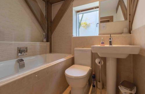 Lakeside Cotswolds Retreat with Private Hot Tub set on Lower Mill Estate - Photo 19