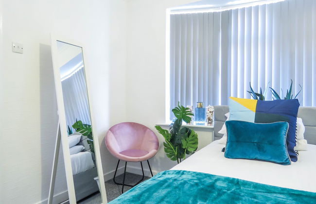 Tudors eSuites 4 Bedroom House with Garden & 9 Beds - Foto 14