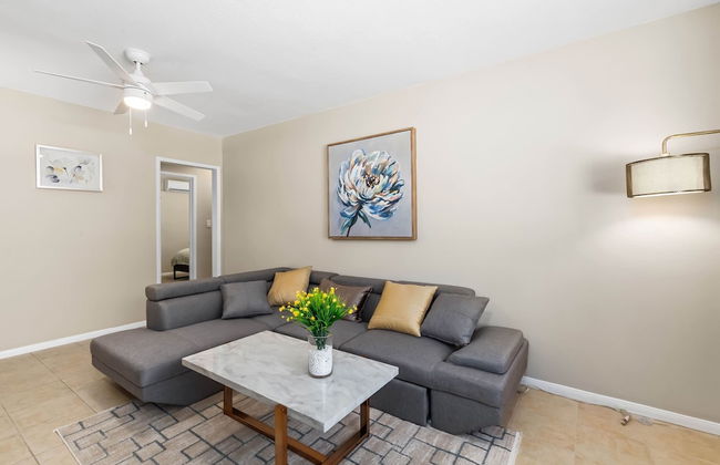 Modern Retreat With Spacious Yard Cozy Interiors - Foto 8