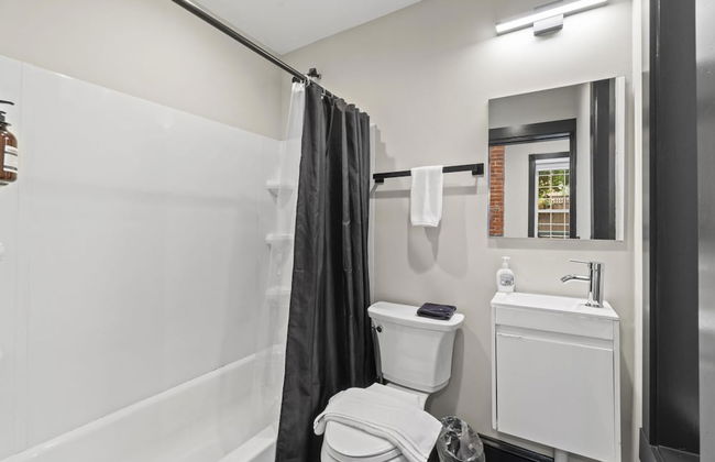 Historic DC Gem Spacious Rowhouse Private Patio - Photo 23