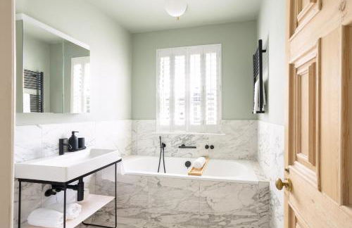 Luxury Family Home in Central Windsor with Large Garden, Games Room, Office, Parking & Pet-Friendly - Photo 5