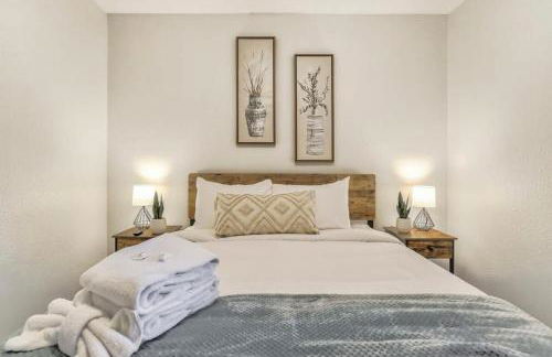 3BR with Patio and Fire pit near Hiking & Downtown - Foto 35