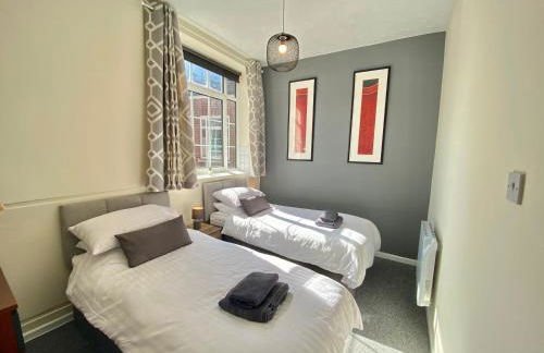 4 Single beds or 2 Doubles - FREE PARKING SPACES - SMART TV's - City Centre Spacious flat - Photo 13
