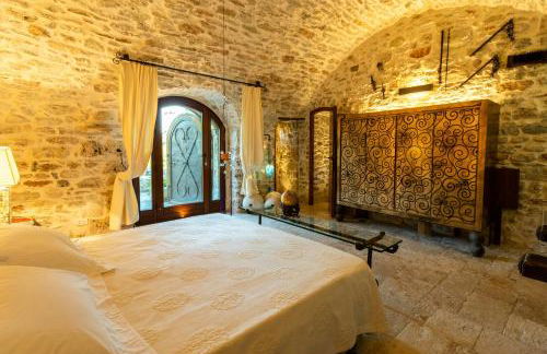 Medieval Tower In Sibillini Mountains Park - Foto 11