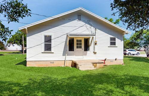 Walkable 1900s Home with Porch in Downtown Buda - Foto 18