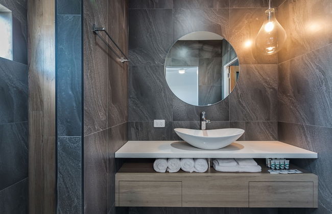 Luxe Home by the BnB Collection - Photo 17