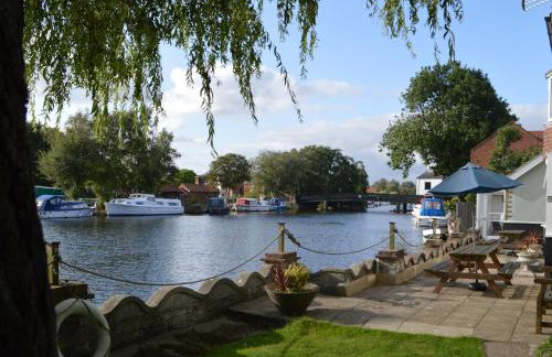 Riverside House - Photo 1