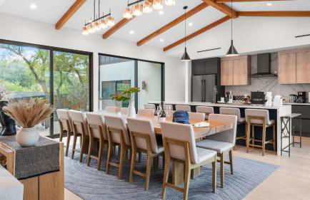 Modern Oasis w Pool Hot Tub Rooftop Deck Home Theater Mariposa Retreat by AvantStay - Foto 11